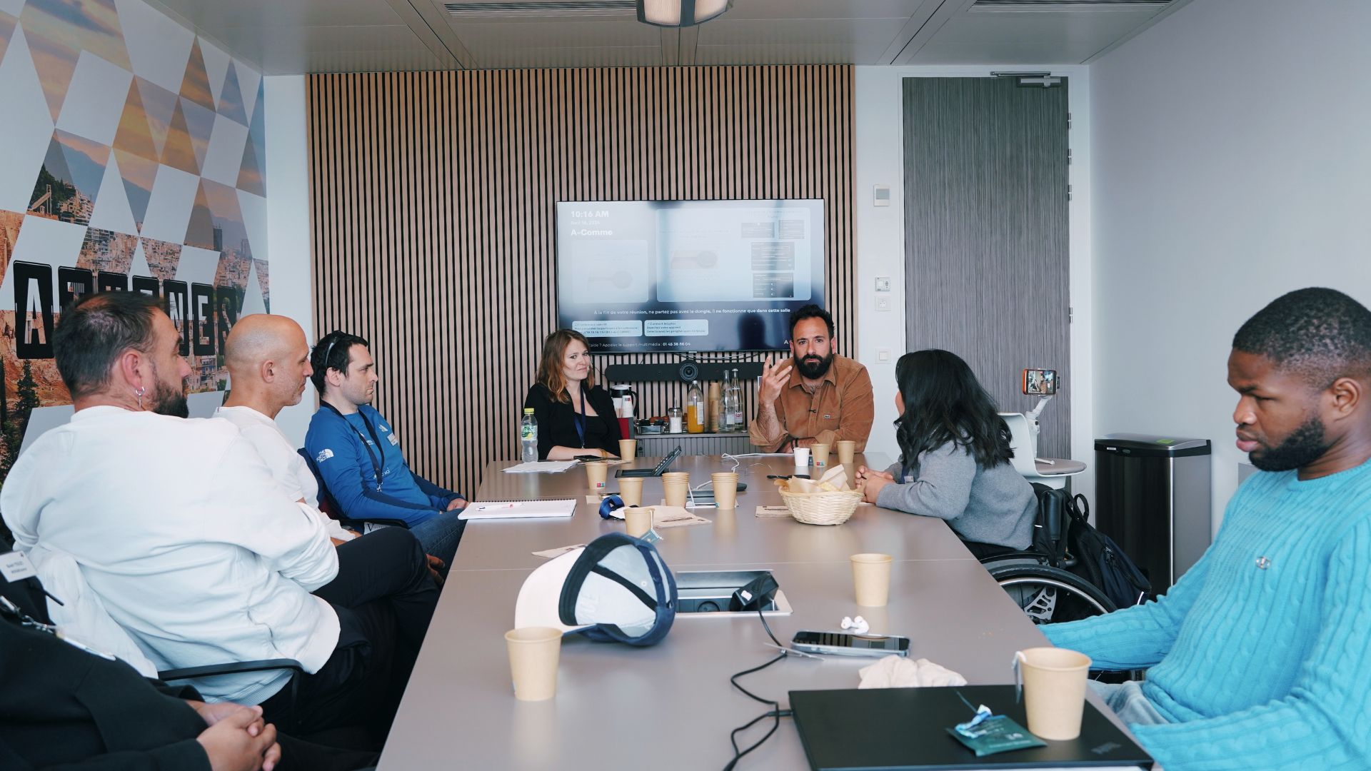 Photo des athlètes pendant l'intervention de Michaël Jérémiasz.
