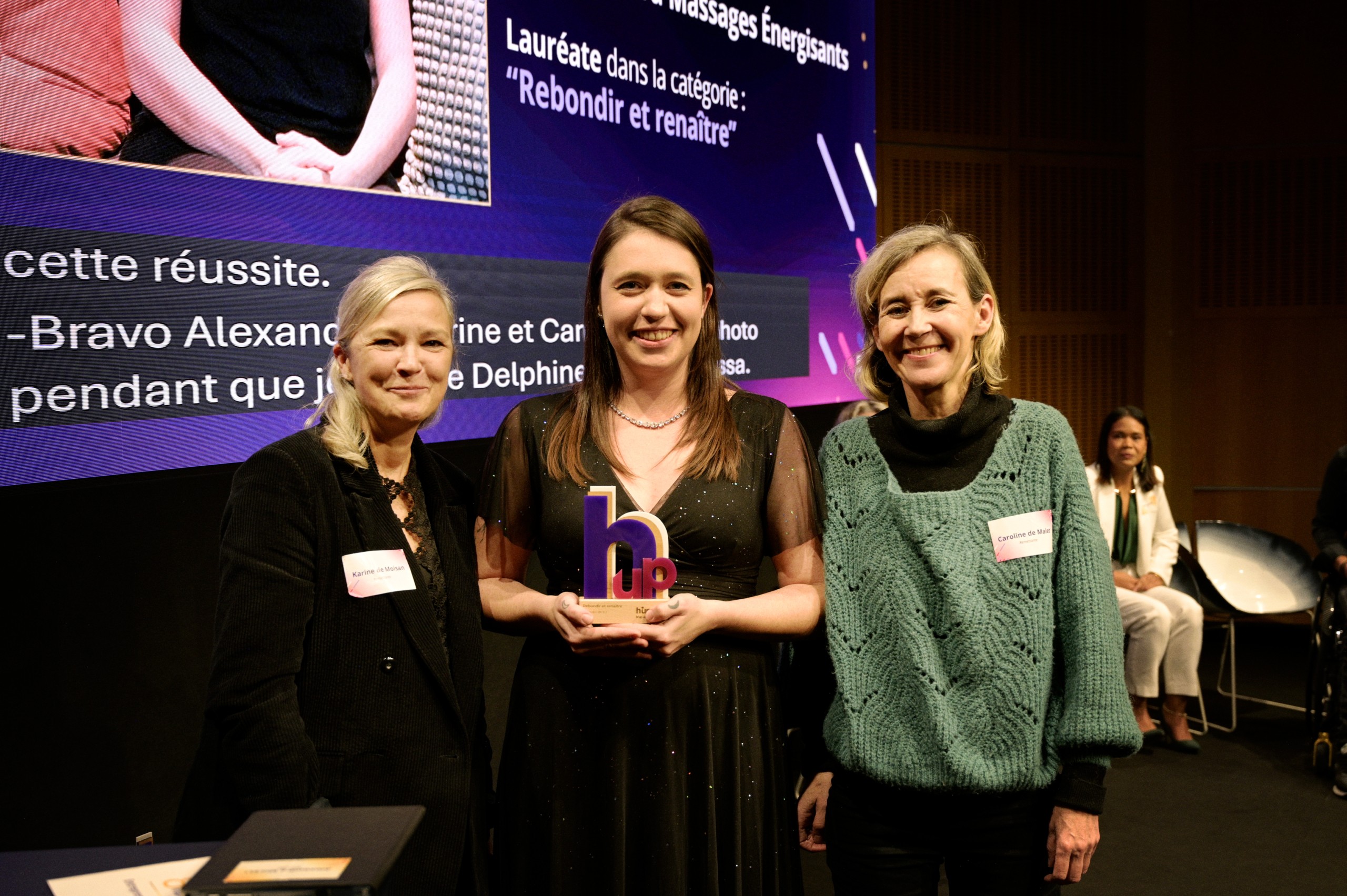 Photo d'Alexandra Miceli, lauréate accompagnée de 2 remettantes.
